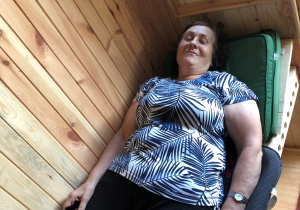 Seniorka w api-domku podczas uloterapii.