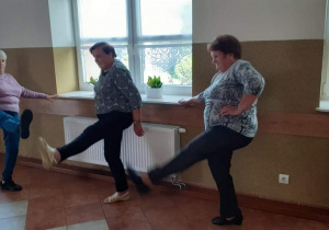 Seniorzy z Klubu "Senior+" w Brenicy ćwiczą na sali w budynku Klubu.