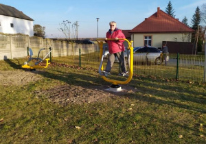 Seniorzy z Klubu "Senior+" w Brenicy ćwiczą na siłowni plenerowej.