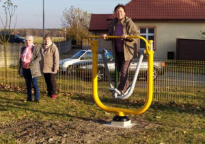 Seniorzy z Klubu "Senior+" w Brenicy ćwiczą na siłowni plenerowej.