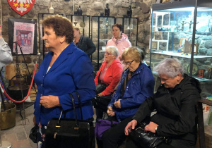 Seniorzy z Klubu "Senior+" podczas zwiedzania w czasie wycieczki do ziemi łódzkiej i poddębickiej.