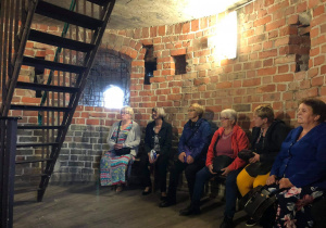 Seniorzy z Klubu "Senior+" podczas zwiedzania w czasie wycieczki do ziemi łódzkiej i poddębickiej.