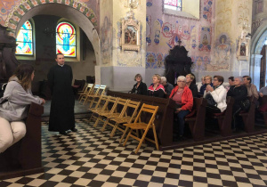 Seniorzy z Klubu "Senior+" podczas zwiedzania w czasie wycieczki do ziemi łódzkiej i poddębickiej.