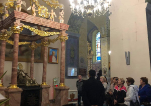 Seniorzy z Klubu "Senior+" podczas zwiedzania w czasie wycieczki do ziemi łódzkiej i poddębickiej.