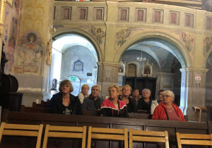 Seniorzy z Klubu "Senior+" podczas zwiedzania w czasie wycieczki do ziemi łódzkiej i poddębickiej.