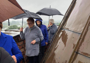 Seniorzy z Klubu "Senior+" podczas zwiedzania w czasie wycieczki do ziemi łódzkiej i poddębickiej.
