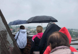 Seniorzy z Klubu "Senior+" podczas zwiedzania w czasie wycieczki do ziemi łódzkiej i poddębickiej.