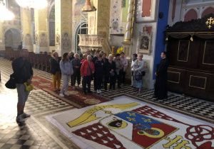 Seniorzy z Klubu "Senior+" podczas zwiedzania w czasie wycieczki do ziemi łódzkiej i poddębickiej.
