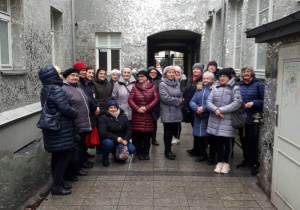 Seniorzy z Klubu "Senior+" podczas zwiedzania w czasie wycieczki do ziemi łódzkiej i poddębickiej.